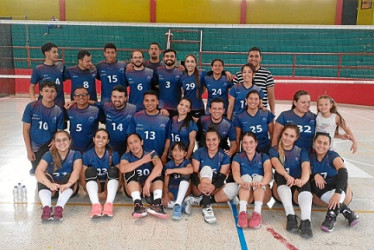 Foto | Cortesía | LA PATRIA El club de Voleyball Racing reúne estudiantes y trabajadores que practican este deporte y el próximo mes competirán en un torneo organizado por el Club Municipal de Voleyball de Pensilvania. En la imagen los jugadores en compañía del entrenador, Juan Sebastián Ramírez González.