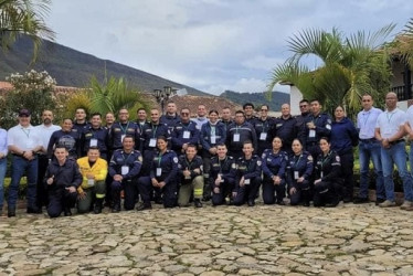 Foto | Cortesía | LA PATRIA Grupo de Bomberos que asistieron a los entrenamientos para fortalecer sus habilidades en la supresión de incendios forestales.