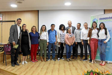 Fotos | Luis Trejos | LA PATRIA Santiago Villegas Yepes, gerente general de CHEC; Carlos Arturo Franco, subgerente de sostenibilidad de Aguas de Manizales; y Carlomán Londoño Llano, secretario de Medio Ambiente, junto a colaboradores de Aguas de Manizales y líderes ambientales, 