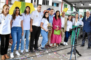 Foto | Cortesía | Cámara de Comercio | LA PATRIA La empresa riosuceña Ceveco S.A.S. celebró sus 50 años de servicios enfocados al bienestar, desarrollo y la transformación de la región por medio de la venta de muebles, electrodomésticos y tecnología. La Cámara de Comercio de Manizales por Caldas le entregó un reconocimiento por sus cinco décadas de labores. En la imagen: Miryam Yudy Echeverri Aubad, Juanita Echeverri, María Paz Echeverri, David Echeverri Aubad, gerente comercial y representante legal de Cev
