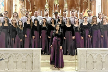 Foto | cortesía | LA PATRIA El Coro Cámara Umbra se presentó en la Basílica Menor de la Inmaculada Concepción con los solistas: Sofía Salazar Otlávaro, Dolly Muñoz Enríquez, Tomás Castaño Saavedra, Carlos Andrés Herrera Osorio, Juan Estaban Isaza Gaviria y Alejandro Aguirre González. En el piano Julián Castro Palacios y Samuel Muñoz Enríquez al lado de la directora, Jenny Moreno Castaño, y profesores del Departamento de Música de la Universidad de Caldas.