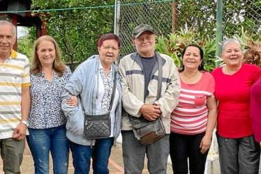 Foto| LA PATRIA En una finca del sector de San Peregrino, en Manizales, se reunieron los hermanos Gallo Cifuentes, naturales del corregimiento de San Bartolomé (Pácora). De izquierda a derecha: Daniel, Gilberto, María Eugenia, Martha, Héctor, Carmenza, Lilia, Teresa y Orlando.