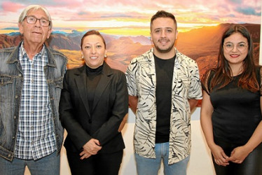 Fotos | Argemiro Idárraga | LA PATRIA Carlos Velásquez; Marcela Echeverri Henao, directora de la Alianza Colombo Francesa; el fotógrafo Juan Camilo Quintero y Eloísa Castillo.