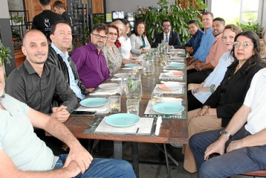 Foto | Argemiro Idárraga | LA PATRIA Directivos de la Alianza Francesa de varias regiones del país se reunieron en el restaurante Bretton para disfrutar de un almuerzo. En la imagen: Yann Lapoirie, director sede Medellín; Gael Durán, director sede Pereira; Carlos Varón, director sede Santa Marta; Sylvain Pradeilles, director sede Bogotá; Cristina Moreno, consejo directivo de Manizales; Eleanor Dyer, consejo directivo de Manizales; Helene Merlette, docente de Manizales; Marcela Echeverri, directora sede Mani