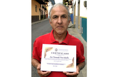 Foto | Luis Fernando Rodríguez García | LA PATRIA Fernando Toro Ceballos recibió un reconocimiento de la Institución Educativa Pío XII de Salamina por ser parte viva de la historia de este municipio caldense a través del arte, las letras y su gran sentido de pertenencia hacia el patrimonio cultural de su tierra natal.