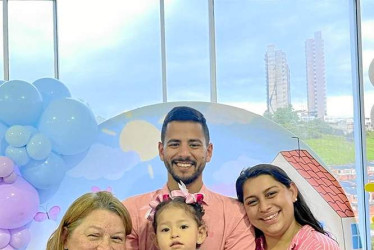 Foto / Cortesía / LA PATRIA Tatiana Milano Franco celebró sus dos años de vida al lado de sus familiares y amigos. Sus padres, Víctor Manuel y Diana Beatriz, ofrecieron una fiesta infantil en el salón social del edificio Verona, donde residen. Los acompaña en la imagen Vilma Meléndez, su abuela materna.