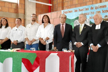 Foto | Rubén Darío López | LA PATRIA La mesa principal del acto de inauguración estuvo conformada por: Mery Rocío González rectora de la Institución Educativa Pensilvania; Diana María Cardona, secretaria de Educación de Caldas; Jorge Orlando García, alcalde de Pensilvania; Luis Carlos Velásquez, gobernador de Caldas; Adriana González, directora del Fondo de Financiamiento de Infraestructura Educativa; Silvio Franco y Gerardo Aristizábal, egresados del colegio; y los hermanos de La Salle Julio Enrique Arias 