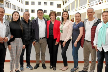 Foto | Argemiro Idárraga | LA PATRIA El colegio Seminario Redentorista en sus sesenta años bajo el eslogan: La educación no es un oficio sino una vocación, se reunió con comunicadores de la ciudad y egresados de la institución para dar a conocer su labor durante estas seis décadas. En la imagen: Diana Londoño Morales, Fabián Giraldo Trejos, Paula Giraldo Bedoya, Édison Castañeda García, José Antonio Rincón Ochoa, rector Seminario Redentorista; Luz Marina Grisales González, coordinadora académica; Lina María