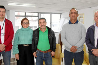 Fotos | Argemiro Idárraga | LA PATRIA Carlos Arturo Castañeda, Gloria Lucía García, Carlos Alberto Castañeda, Jairo Gañan y Hernán Estrada Mejía, presidente SMP.
