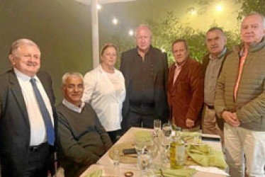 Foto Rubén Darío López LA PATRIA El Restaurante Silente de Manizales fue el punto de encuentro de un grupo de amigos para festejar los 70 años de Pedro García Arango, habitante de Pensilvania. En la imagen Leovigildo Cardona, José Fernando Gómez, Laura Escobar, el festejado, Alberto Hoyos, Eliécer Salazar y Diego Cardona.