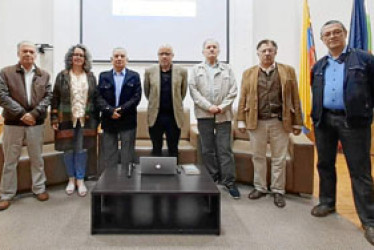 Foto | Cátedra Historia Regional de Manizales y Caldas | LA PATRIA Albeiro Valencia Llano, Alba Lucía Hurtado Pérez, Octavio Hernández Jiménez, Francisco Javier González, Gonzalo Duque Escobar, Fabio Arias y Luis Fernando Sánchez Jaramillo en el prelanzamiento de la Octava Cátedra de Historia Regional de Manizales y Caldas, Cultura y Territorio, que se llevó a cabo en el auditorio Tulio Gómez Estrada de la Universidad de Caldas.