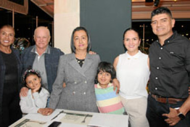 Foto | Argemiro Idárraga | LA PATRIA Olga Lucía Rojas de Triana, Francisco Zuluaga, Beatriz García, Érika Lucía Triana, Gustavo Correa, Samuel y Sofía Correa Triana se encontraron en el restaurante La Azotea para homenajear a Gustavo Correa por un año más de vida.