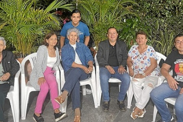 Foto | Lector | LA PATRIA Ayda Nora Ossa fue la ganadora del concurso Serenata Día de Madres que organizó LA PATRIA y su familia hizo llegar un mensaje de agradecimiento al periódico tras recibir el premio. "Queremos agradecer a LA PATRIA por tan excelente regalo a mi mamá. El señor Fernando (el músico) es una gran persona, canta espectacular y tiene un repertorio muy amplio. Mi familia y yo disfrutamos mucho de tan maravillosa sorpresa. Les agradecemos muchísimo". En la imagen: Enith Ossa, Nidia Ossa, Ayda