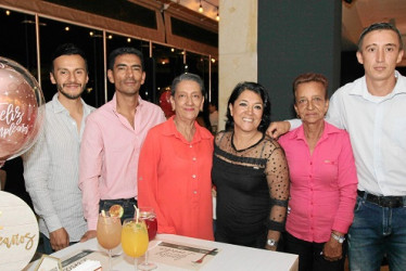Foto | Argemiro Idárraga | LA PATRIA Susana Calle Parra cenó en el restaurante La Azotea para celebrar su cumpleaños. La acompañan: Jhon Parra García, Diego Alejandro Cardona, Susana, Luisa Fernanda Cardona, Rosalba Taborda y Wilman Cardona.