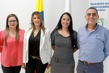 Foto | Cristian Camilo Aguirre | LA PATRIA En la Escuela Superior de Administración Pública (ESAP) Territorial Caldas se celebró el Día del Servidor Público con diferentes condecoraciones. Dubis Astrid Martínez recibió reconocimiento como servidora pública, mientras que Marleny Ospina y Yuliana Henao fueron reconocidas por sus cinco años en la entidad. Jhon Jairo Castaño, director encargado de la ESAP Caldas, entregó las condecoraciones.