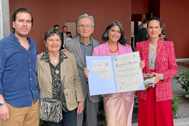Fotos | Cortesía | LA PATRIA Mariana Echeverry recibió su título como Comunicadora Social y Periodista. En la foto está junto a sus familiares Sebastián Echeverry, Consuelo Díaz, Héctor Velasco y Angélica Velasco.