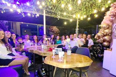 Foto | Lector | LA PATRIA Manuela Buriticá se graduó de Tripulante de Cabina y celebró su logro con una cena en el restaurante La Shiraka. Con ella estuvieron Diana Tangarife, Juan Camilo Flórez, Catalina Buriticá, Juliet Buriticá, Jovany Sánchez, Estela Londoño, Valeria Buriticá, Natalia Quintero, Clara Inés Quintero, Alejandra Tangarife, Constanza Arias, Danilo Tangarife Quintero, Cristian Arias y Samuel David Arias.