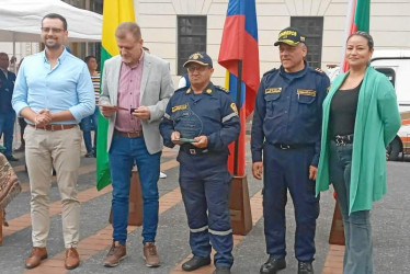 Foto | Lector | LA PATRIA El capitán Óscar Fernando Mejía Muñoz, comandante de Bomberos de Riosucio, con una antigüedad de 46 años en la institución y exdelegado departamental de Bomberos, recibió el Escudo de Caldas en categoría gran escudo por su labor con los caldenses de manos del gobernador de Caldas, Luis Carlos Velásquez. Los acompañan: Martín Augusto Durán Céspedes, secretario de Gobierno de Caldas; el capitán Jairo Alarcón, nuevo delegado departamental de Bomberos; y la secretaria de Medio Ambiente