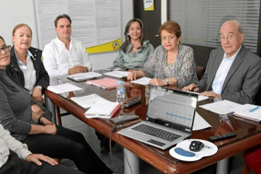 Foto | Argemiro Idárraga | LA PATRIA Mauricio Henao Rendón, Lina María Loaiza, María Teresa Cárdenas de Martínez, Julián Rivas Isaza, presidentes; Olga Patricia Trujillo, Beatriz Santacoloma de Giraldo, Jahír Giraldo González y Liliana Patricia Giraldo, directora ejecutiva.