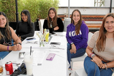 Foto | Argemiro Idárraga | LA PATRIA Paola Díaz Grisales, Lorena Martínez Díaz, Jenny Largo Castellanos, Jeniffer Bermúdez Laverde y Liliana Escobar Barreto, de la empresa Wom Colombia Telecomunicaciones, organizaron un almuerzo laboral en el restaurante El Dauntaun, ubicado en el Centro Histórico de Manizales.