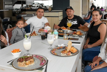Foto | Argemiro Idárraga | LA PATRIA Sara Giraldo Rua, Isabella Giraldo, Jhon Fredy Giraldo, Didier Giraldo, Alejandra Zuluaga y Elizabeth Rua se reunieron para almorzar en el restaurante La Azotea.