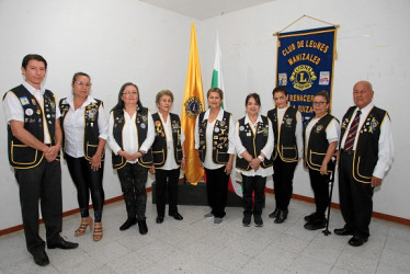 Nueva Junta Directiva. Julian Andrés Villa Echeverri (secretario), Martha Lucía Echeverri Ladino (presidenta saliente), Martha Ligia Reinosa Rodriguez (presidenta entrante), Edilma Rivera De Urrea (asesora), Maria Luciel Montoya (primera vicepresidenta), Gloria Esperanza Amado (vocal), Maria Aleyda Serna (tesorera), Floralba Gomez Castaño (tesorera servicio) y Daniel Urrea Duque.