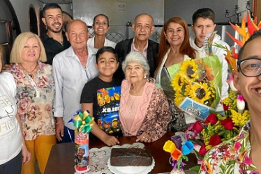 Foto | Lector | LA PATRIA La familia Giraldo Barrero celebró los 92 años de Yolanda Barrero de Giraldo. En la foto, María Victoria Giraldo, Adriana Giraldo, Luis Fernando Giraldo, Jaime Cifuentes, Margarita Cifuentes, Carlos A. Silva, María Hernández, Matías Silva, Federico Gutiérrez y Thomás Cifuentes.