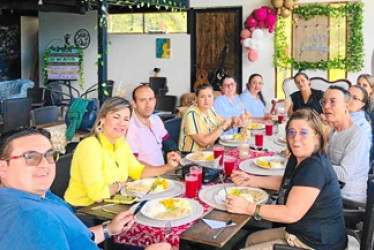 Foto | Rubén Dario Lopéz | LA PATRIA Óscar Arias Fierro, Liliana Marcela Páez Vera, rectora de la Institución Educativa Pueblo Nuevo; Mauricio Jiménez García, coordinador Institución Educativa La Rioja; Mery Rocío González Santa, rectora I.E. Pensilvania; Olga Osorio Suárez, coordinadora de la I.E. Arboleda; Ayolany Toro López, coordinadora en Santa Rita; Ángela Cristina Lalinde Muñoz, coordinadora en la I.E. Normal de La Presentación; Clemencia Aristizábal Gómez, coordinadora de Bolivia; Gerardo Gómez, dir