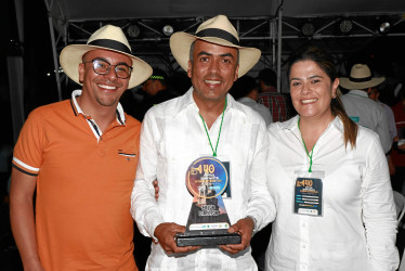 Foto | Luis Fernando Rodríguez García | LA PATRIA José Alexánder Gaviria, fue elegido como el mejor director del 40 Festival Departamental de Bandas Estudiantiles, que se realizo en Salamina. En la imagen lo acompañan: Juan Carlos Ramírez, alcalde de Aguadas y Diana Lucia González de la institución educativa Marino Gómez.