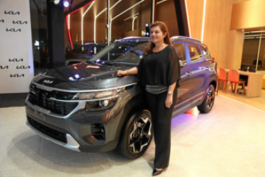 Fotos | Argemiro Idárraga | LA PATRIA Clemencia Mejía Franco, Gerente de Kia, junto a la nueva Kia Seltos 2024