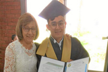 Foto | Cortesía | LA PATRIA Unitécnica entregó el título de Técnico en Diseño Gráfico a Miguel Antonio Bernal Orozco. Su madre, Fanny Bernal Orozco, lo acompañó a recibir su título.