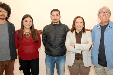 Fotos | Argemiro Idárraga | LA PATRIA Pablo González, expositor, Elisa Castillo, Jorge Mario Cortés, Marcela Echeverri, directora de la Alianza Francesa, y Carlos Velázquez.