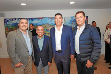 Fotos | Cortesía Efigas | LA PATRIA Gustavo Gómez Córdoba, director Caracol 6 am; Carlos Alberto Mazeneth Dávila, gerente general Efigás; Carlos Arturo Gallego, gerente Termales del Otoño; y Gabriel de las Casas Escobar, director La Luciérnaga.