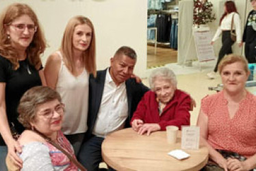Martha Lucía López, Luz Mery López, Sonia Rocío López, Gloria Esperanza López y Gerardo Vanegas Alzate se reunieron para organizar el cumpleaños 93 de la matrona Olga Mejía de López.