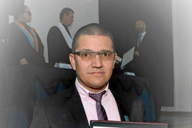 Foto | Cortesía | LA PATRIA James Alberto García, de Pácora (Caldas), obtuvo su título como Abogado de la Universidad Católica Luis Amigó. Su familia y amigos lo felicitan por su nuevo logro.