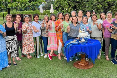 Foto | Cortesía | LA PATRIA De izquierda a derecha: Hermana Aurora Morales, Alba Lucía Toro, Ángela María Gómez, Soledad Mejía, Vicky Villegas, Miriam Cristina Jiménez, Carmen Elisa Giraldo, Luz Elena Vargas, Vicky González, Constanza Durán, María Emilia Barco, Lucero Robledo, Beatriz Eugenia Hurtado, Carmenza Bernal, Ana María Jaramillo, Clara Elena Meza, Ana Mercedes Restrepo, Patricia Mejía, Gloria Inés Restrepo y Gloria Inés Bolívar.