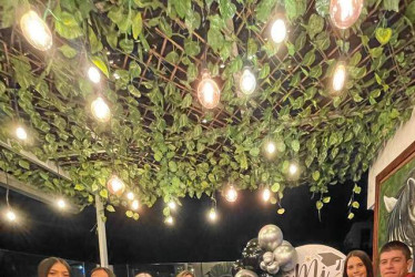 Foto | Cortesía | LA PATRIA Arriba: Mariana Quiceno, María Nancy Quiceno, María Elena Quiceno, Ana María Carvajal, Mariela Aristizábal, Ligia Elena Valencia, Natalia Botero y Simón Quiroga. Abajo: Fabio García, Juan David Holguín, Luciana Holguín, Agustín Holguín, Érika García y Claudia García.