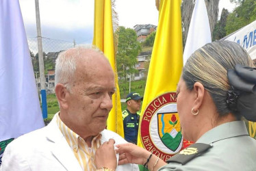 Foto | LA PATRIA  Argemiro Idárraga, en el Día de la Reserva, que se realizó en La Escuela de Carabineros Alejandro Gutiérrez, recibió el Botón Policía Nacional, de manos de la Teniente Coronel Sandra Bibiana López Duque, directora de la entidad. Felicitaciones.