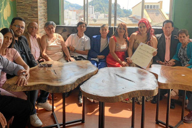 Foto | Mauricio Llano | LA PATRIA  Evelyn Dahianna Ossa Buitrago fue homenajeada por su familia con una cena, en el restaurante La Shiraka, por recibir el título en Mercadeo Nacional e Internacional de la Universidad de Manizales.  José Gilberto Castrillón, Sandra Milena Ossa, Sebastián Ramírez, Manuel Ossa, Aurora González, Santiago Castrillón, Edward Samuel Velásquez, Zeider Buitrago, Evelyn Dahiana Ossa, Henner Duque, Edilma Ramírez y Luz Mery Duque.