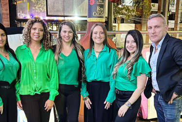 Foto | Lector | LA PATRIA Azucena Salinas Aguirre, Beatriz Delgado Uribe, gerente Comercial; Diana Marcela Montoya Cuervo, Adriana Salazar Villegas, Vanessa Londoño Jiménez y Luis Fernando Lotero.