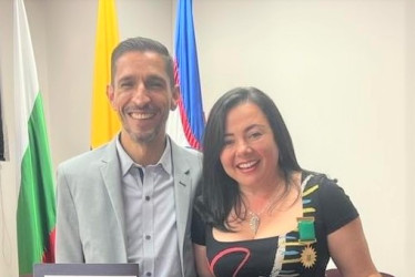 Foto | Henry Giraldo | LA PATRIA Gloria Yaneth Flórez y Yeison Garcés, de Manzanares, fueron exaltados por la Universidad Católica de Manizales con la medalla al mérito investigativo y a la investigación superlativa, y al investigador integral, respectivamente.