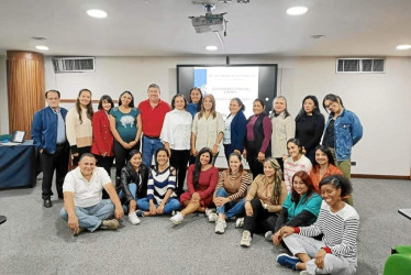 Foto | Cortesía | LA PATRIA Grupo de asistentes al taller junto con la secretaria de Educación de Manizales, Elizabeth Pacheco Alzate.