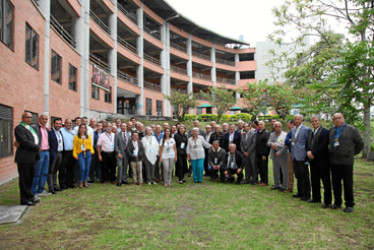 Grupo de veterinarios homenajeados.