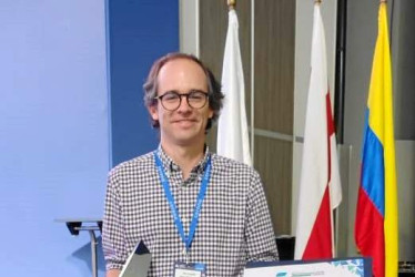 Foto | Cortesía | LA PATRIA El programa Legado de la Constructora CAMU recibió el Premio Nacional de Responsabilidad Ambiental por sus siembra de bosques. El Reconocimiento es otorgado por Camacol Colombia y resalta el compromiso con la sostenibilidad ambiental en el Eje Cafetero. El director de desarrollo de negocios de CAMU, José Alejandro Mejía, recibió este destacado galardón en nombre de la empresa.