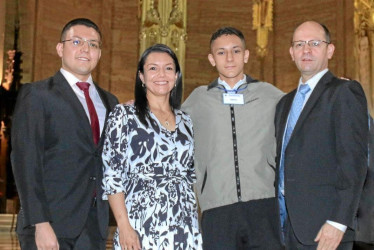 Sergio Zapata Zapata, estudiante del colegio Semenor, recibió su confirmación en la Catedral Basílica de Manizales. Lo acompañaron su hermano, Santiago Zapata Zapata, y sus padres Lina María y Gastón Adolfo.