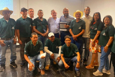 Grupo de cafeteros del municipio junto a Marco Tulio Hoyos, director ejecutivo del Comité de Cafeteros de Caldas, y Marco Antonio Londoño, alcalde de Supía (Caldas).