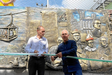 Foto | Diego Salgado | LA PATRIA  En la celebración de los 170 años de Aranzazu, se inauguró el mural en alto relieve del maestro Luis Fernando Toro Ceballos. Donde se hace una recopilación de momentos históricos del municipio como personajes, momentos y sitios. En la imagen el alcalde de Aranzazu, José Lisímaco Amador Cuesta, en compañía del artista.