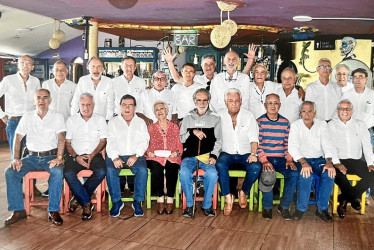 Arriba: Guillermo González Valencia, Luis Fernando Beltrán Walker, Jairo Arcila Idárraga, Gustavo Vargas Salazar, Jorge H. Osorio Duque, Hernán Yepes Orrego, Federico Zuluaga Estrada, José Fernando Botero Medina, Roosvelt Gallego Quiroga, Alberto Peralta Duque, Bernardo Patiño Loaiza, Iván Duque Reina y Jaime González Correa. Abajo: Rodrigo Orozco Muñoz, Óscar Montoya Ospina, Jorge Álvarez Gallo, Irma Alzate Ríos (secretaria del colegio), Álvaro Elías Botero Moreno, Marco Giraldo Montes, Jesús Cortés Morale