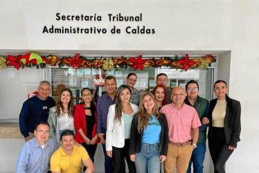 Abajo: Jhon Henry Gómez Osorio y Carlos Andrés Díez Vargas. Arriba: Diego Fernando Tibaquirá Arango, María Doreidy Navarro Hernández, Lida Clemencia Hernández Palacio, Héctor Fabio Pérez Correa, Lina Clemencia Urrea Alarcón, Vila Patricia Rodríguez Cárdenas, Andrés Díaz Betancurt, Eliana Milena Gil Gallego, Elkin Yesid Molina Orozco, Lina Johana García, Fernando Cardona Obando y Paola Andrea Sánchez Cardona.