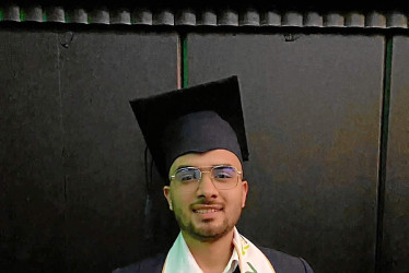 Foto | Cortesía | LA PATRIA Andrés Felipe Campuzano Gómez obtuvo su título como Administrador de Empresas de la Coorporación Unificada Nacional de Educación Superior, en Bogotá.